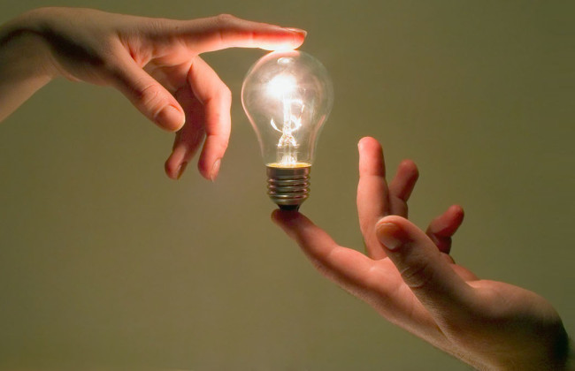 Вчені створили твердий матеріал, здатний зберігати енергію без дротів і акумуляторів