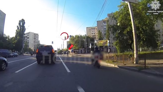 У Києві покарали велосипедиста, який проїхав на червоний сигнал світлофора: відео