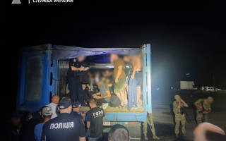 Пограничники остановили зерновоз с 41 нарушителем
