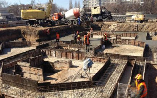 Чи повинні встановлюватись дорожні знаки на будівельному майданчику для руху автотранспорту: роз’яснення