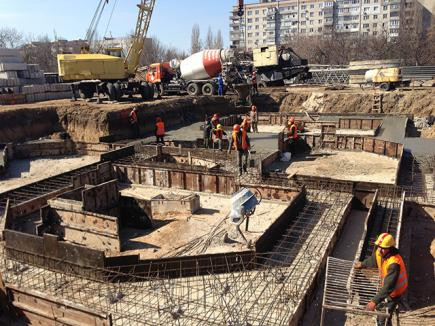 Должны ли устанавливаться дорожные знаки на строительной площадке для движения автотранспорта: разъяснение