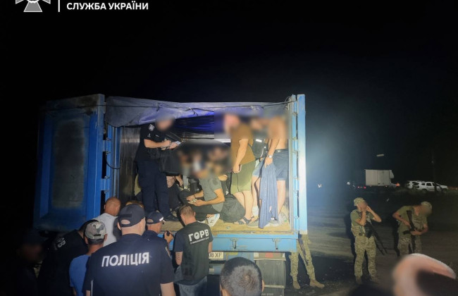 Пограничники остановили зерновоз с 41 нарушителем