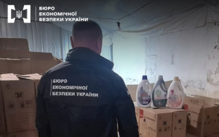 На Буковині БЕБ викрило цех, де незаконно виготовляли побутову хімію під виглядом відомих марок