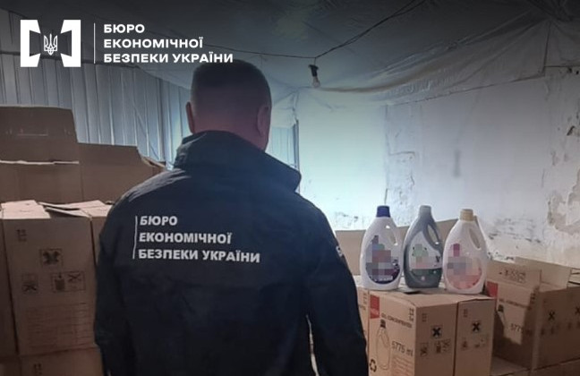 На Буковине БЭБ разоблачило цех, где незаконно производили бытовую химию под видом известных марок