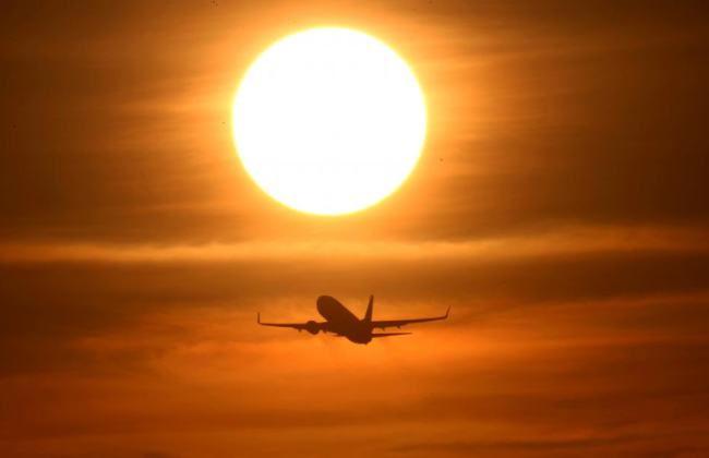 Почему летом лучше выбирать ранние авиарейсы: туристов предупредили о рисках