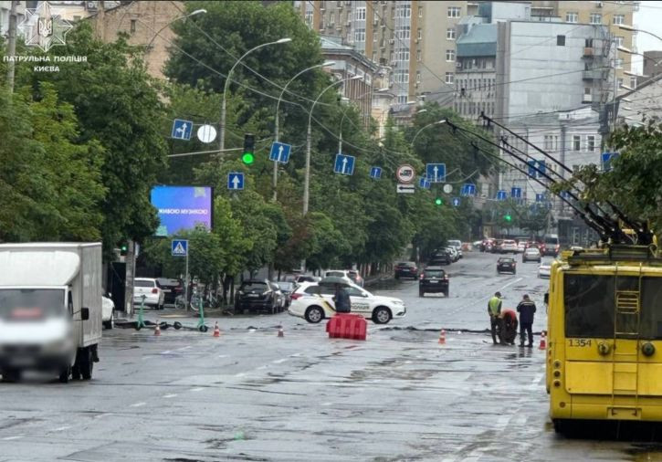 В Голосеевском районе Киева из-за сорванного асфальта перекрыли движение транспорта