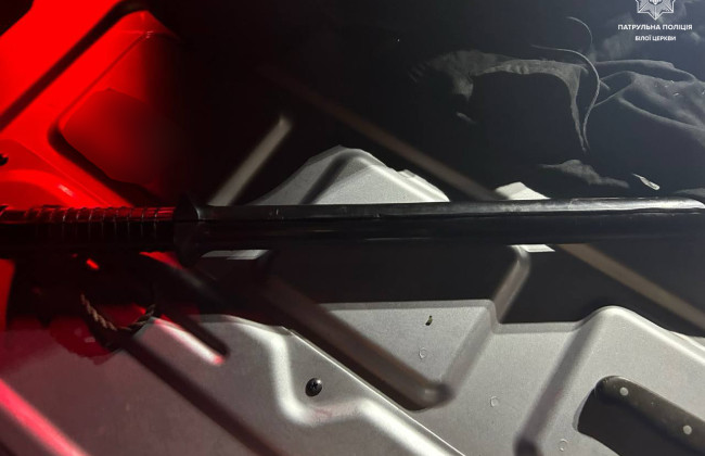 На Киевщине двое мужчин во время комендантского часа разгуливали с ножом и резиновой дубинкой