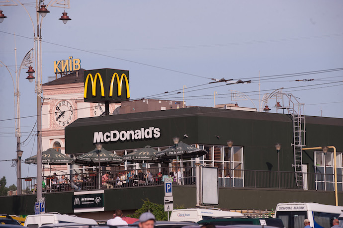 У Києві демонтують ресторан McDonald's на Вокзальній: заклад повністю оновлять, відео