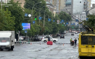 В Голосеевском районе Киева из-за сорванного асфальта перекрыли движение транспорта