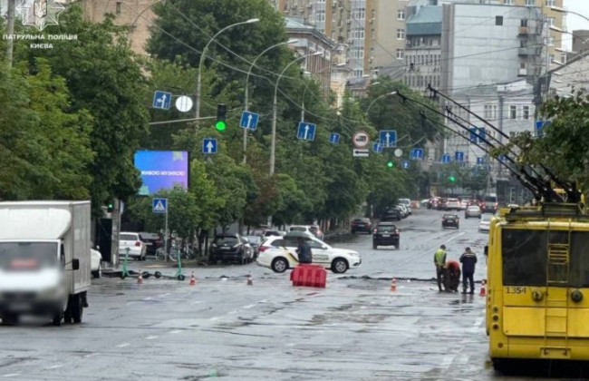 В Голосеевском районе Киева из-за сорванного асфальта перекрыли движение транспорта