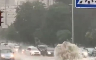 Вулиці перетворилися на річки та відкрилися гейзери: Київ знову пішов під воду, відео