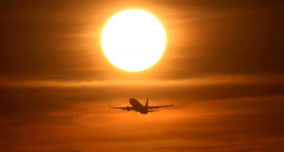 Почему летом лучше выбирать ранние авиарейсы: туристов предупредили о рисках