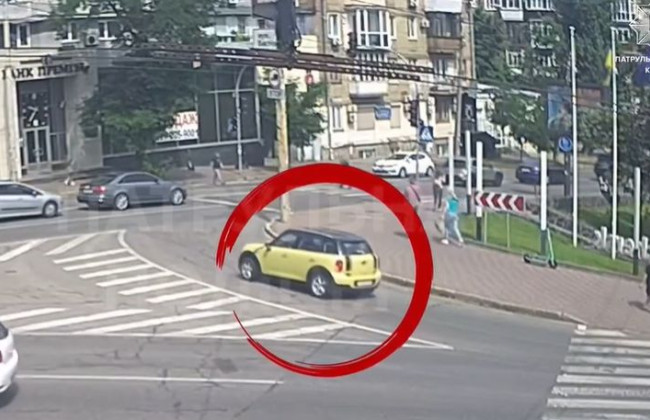 Проехала на красный сигнал светофора: в Киеве наказали водителя Mini Cooper, видео