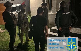 На Тернопільщині зловмисники погрожували і вимагали у чоловіка 4000 доларів неіснуючого боргу