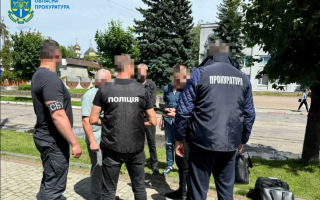 4000 доларів за вплив на «правильне» голосування: підозрюють начальника відділу містобудування та архітектури однієї з громад на Рівненщині