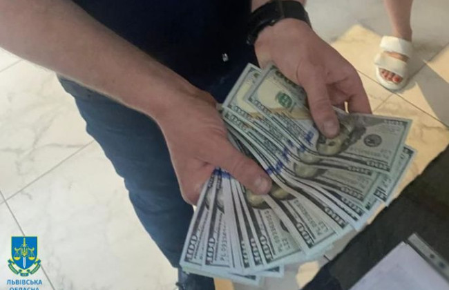 Во Львовской области разоблачили полицейских, которые требовали $4 000 за закрытие уголовного производства