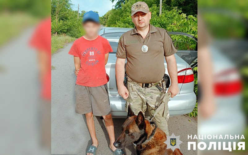 На Полтавщині поліція з собаками усю ніч шукала дитину, яка спала у машині біля дому