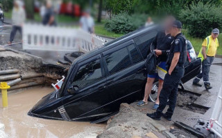 У Києві «Land Rover» вʼїхав у канаву, де проводилися ремонтні роботи: фото