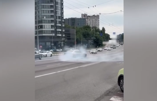 «Все понимаю, все осознаю» – карма догнала дрифтера на оживленной дороге: видео