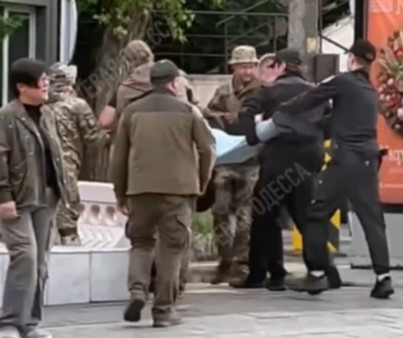 Не вели, а несли гражданского, останавливали маршрутки для проверок: видео деятельности работников ТЦК в Одессе