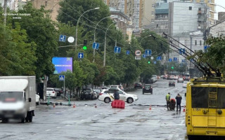 У Києві через значні опади підпором води з річки Либідь підмило проїжджу частину