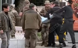 Не вели, а несли цивільного, зупиняли маршрутки для перевірок: відео діяльності працівників ТЦК в Одесі