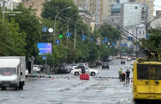 В Киеве из-за значительных осадков подпором воды из реки Лыбидь подмыло проезжую часть