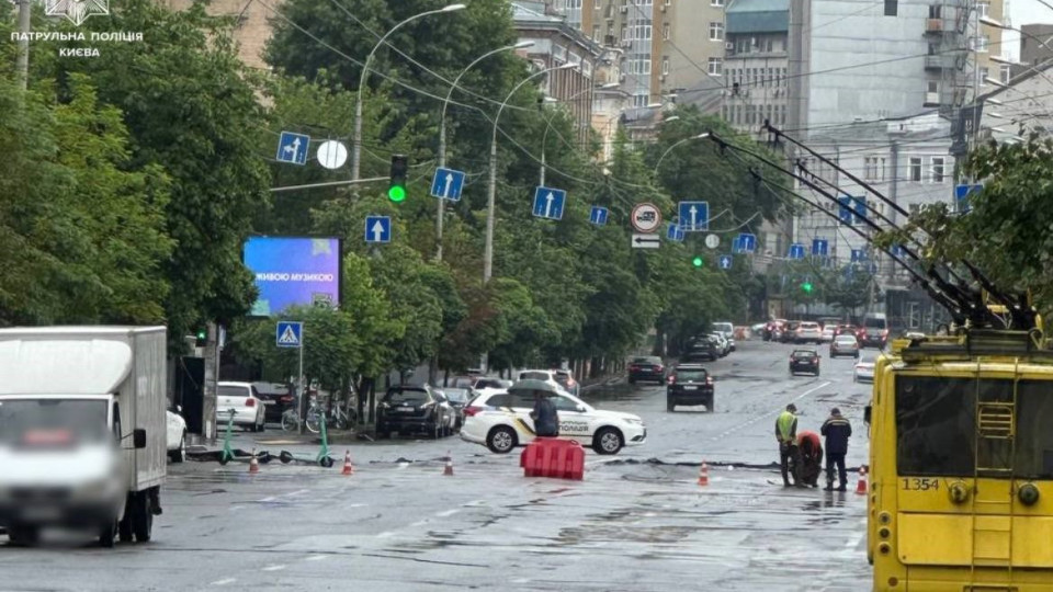 В Киеве из-за значительных осадков подпором воды из реки Лыбидь подмыло проезжую часть