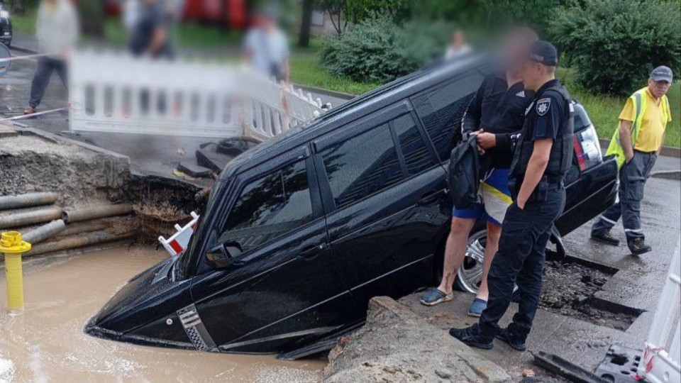 В Киеве «Land Rover» въехал в канаву, где проводились ремонтные работы: фото