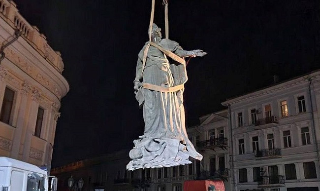 В Одессе предложили перетопить памятники Суворову и Екатерине II
