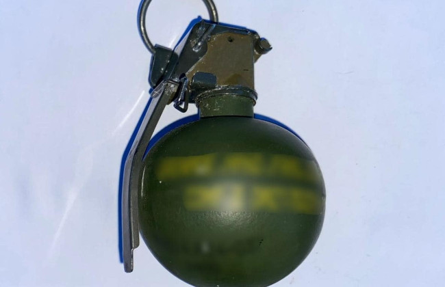 У Мукачеві на Закарпатті поліція викрила у парку чоловіка з гранатою