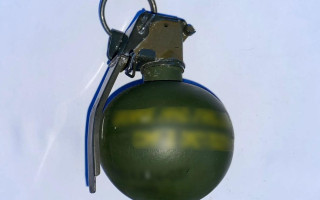 У Мукачеві на Закарпатті поліція викрила у парку чоловіка з гранатою