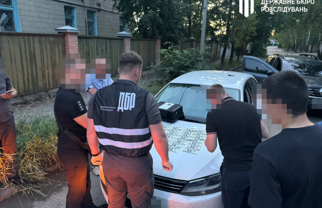 В Сумах правоохранитель решил нажиться на продаже оружия: ему сообщили о подозрении