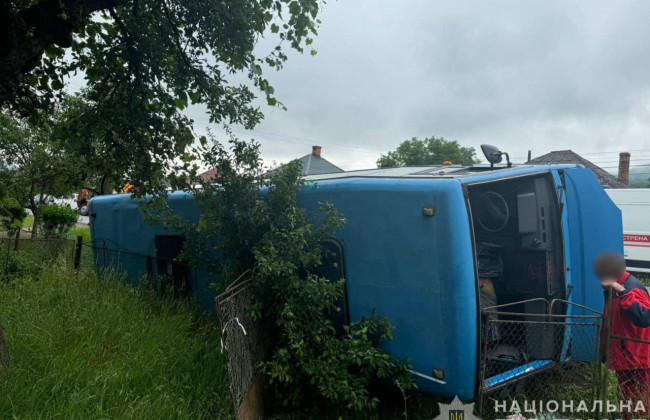 На Закарпатье автобус с пассажирами съехал в кювет и перевернулся