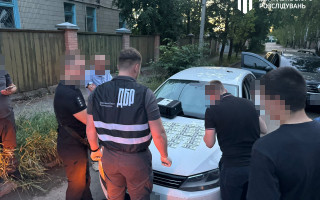 У Сумах правоохоронець вирішив нажитися на продажі зброї: йому повідомили про підозру