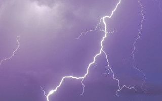 В центрі Житомира блискавка влучила у двох дітей