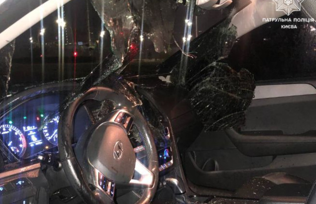 В Киеве мужчина посреди улицы разбил легковушку, фото