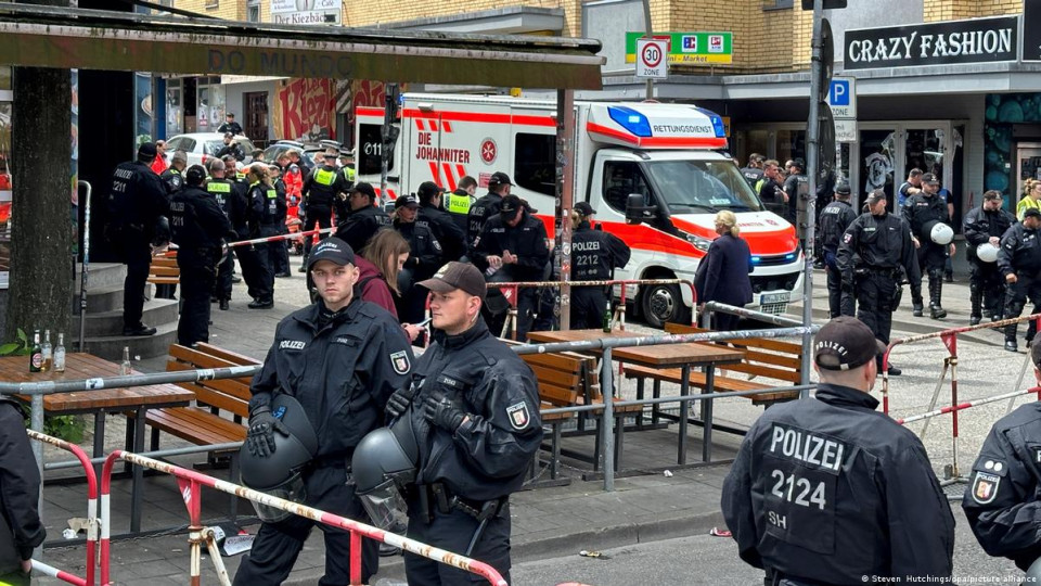 В Гамбурге перед футбольным матчем полиции пришлось стрелять, чтобы задержать мужчину с молотком