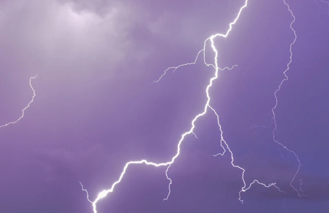 В центре Житомира молния попала в двух детей