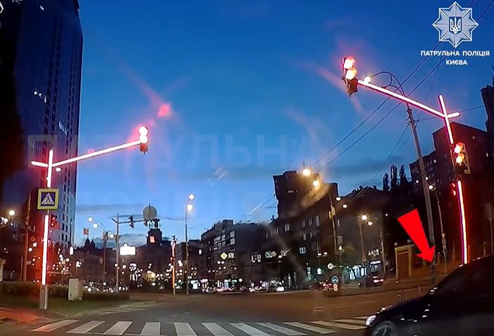 В Киеве наказали водителя Mercedes, нарушившего требования дорожной разметки: видео