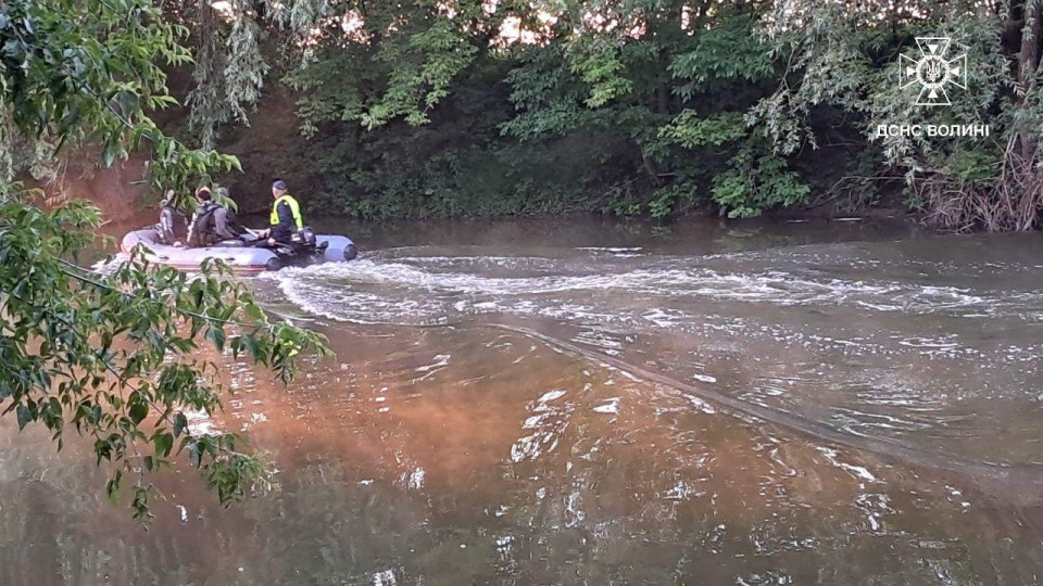 Катався на дошці і зник у воді, коли упав: у Луцьку на річці загинув юнак