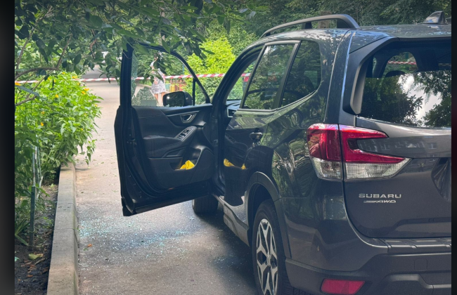 В Киеве произошла стрельба: неизвестный открыл огонь по автомобилю, в котором находились муж с женой