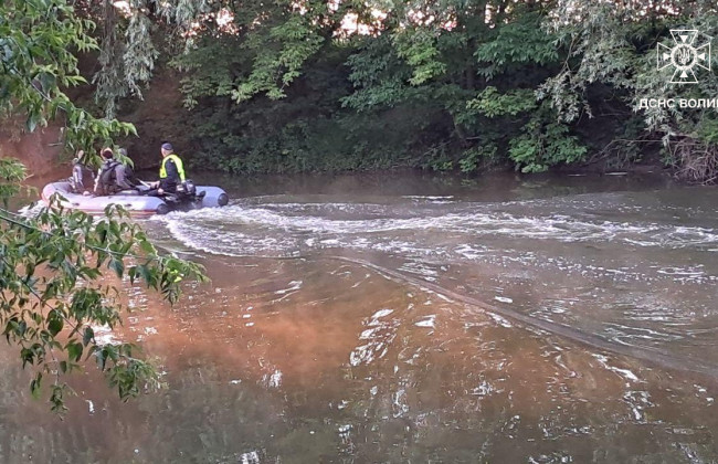 Катался на доске и пропал в воде, когда упал: в Луцке на реке погиб юноша