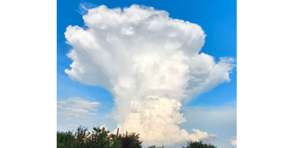 Над Запорожьем поднялось «облако-гриб» – ​​в Укргидрометцентре объяснили причины его появления