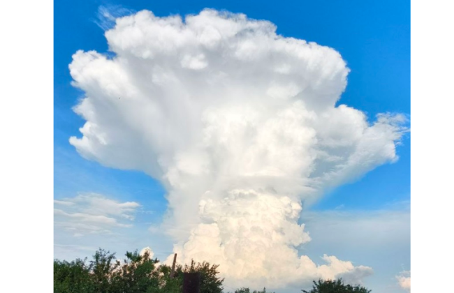 Над Запорожьем поднялось «облако-гриб» – ​​в Укргидрометцентре объяснили причины его появления