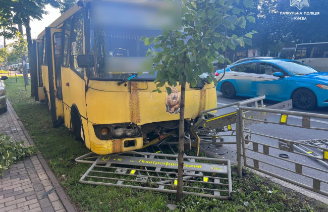 В Киеве маршрутка попала в ДТП, фото