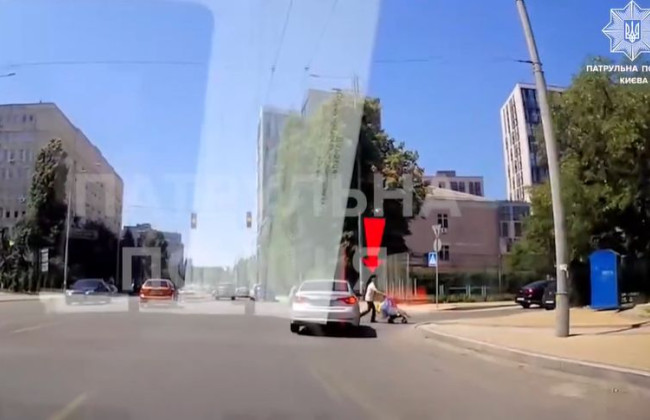 В Киеве наказали пешеходов, которые пересекли проезжую часть в неустановленном месте: видео