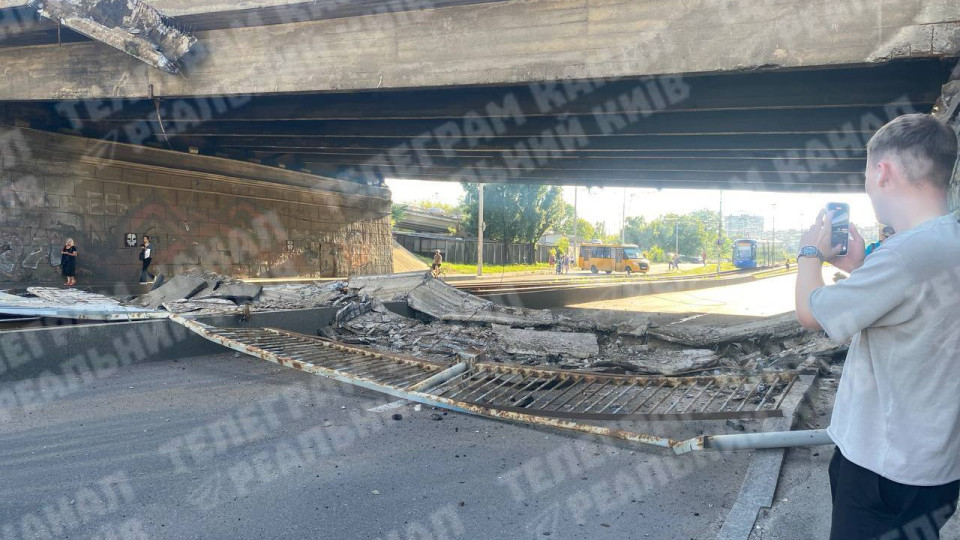 В Киеве обрушилась часть моста – соцсети, фото и видео
