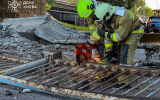 У Києві розчищають дорогу від зруйнованих конструкцій мосту, фото