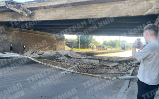 У Києві обвалилася частина мосту – соцмережі, фото та відео